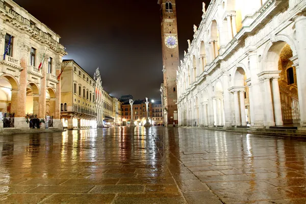 Wgląd nocy wspaniałym piazza dei signori w vicenza w nim — Zdjęcie stockowe