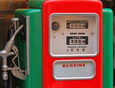 bir benzin istasyonu için eski benzin pompası
