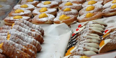 hamur işleri ve aperatifler Pasta krema ve şeker ile doldurulmuş