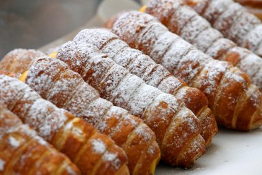 Cannoli muhallebi pudra c tarafından Satılık sarı ile doldurulmuş.