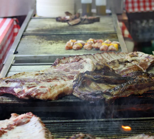 Pahalı İtalyan restoranı mutfakta pişmiş Dana eti — Stok fotoğraf