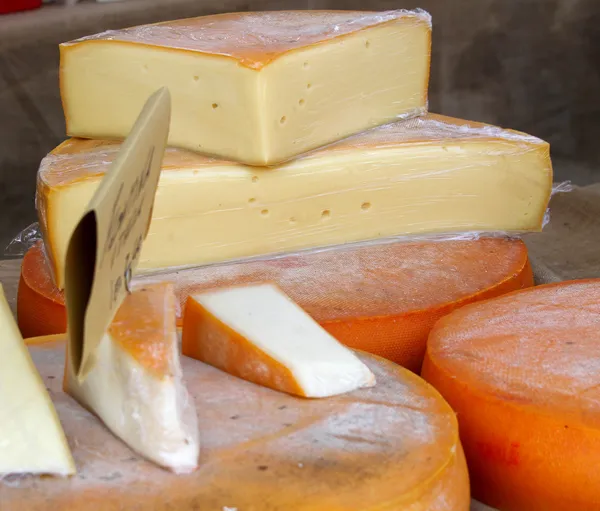 Utmärkt ost på försäljning från milkman in en byn fair — Stockfoto