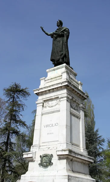 Imposante statue du célèbre poète Virgile au centre dans le c — Photo