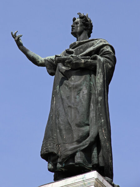 Статуя известного поэта Вергилия в центре города Ма
