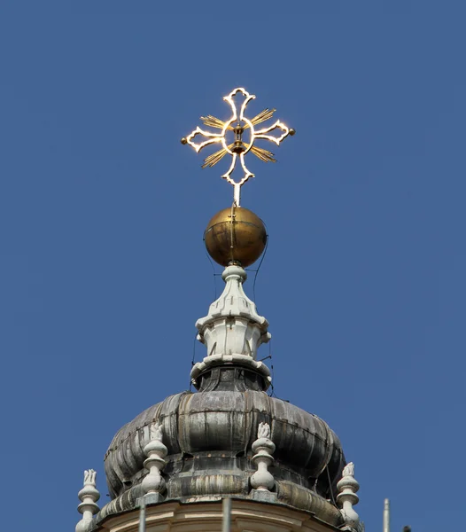 Cruz de oro sobre la Iglesia cristiana en una ciudad en el norte de Italia — Foto de Stock