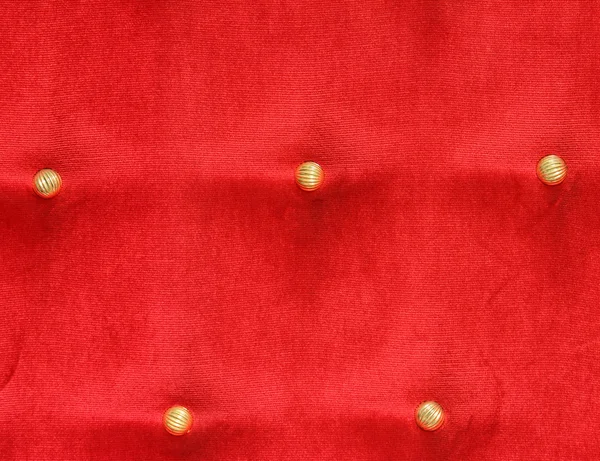 Cinq boutons dorés sur un coussin Brocade rouge appartenaient au Roi — Photo