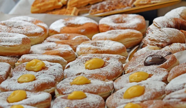 Γλυκά με κρέμα ζαχαροπλαστικής και ζάχαρη για την πώληση από τα αρτοποιεία — Φωτογραφία Αρχείου