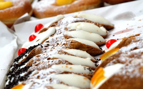 Cannoli alla siciliana com gelo e pepitas de chocolate para venda — Fotografia de Stock