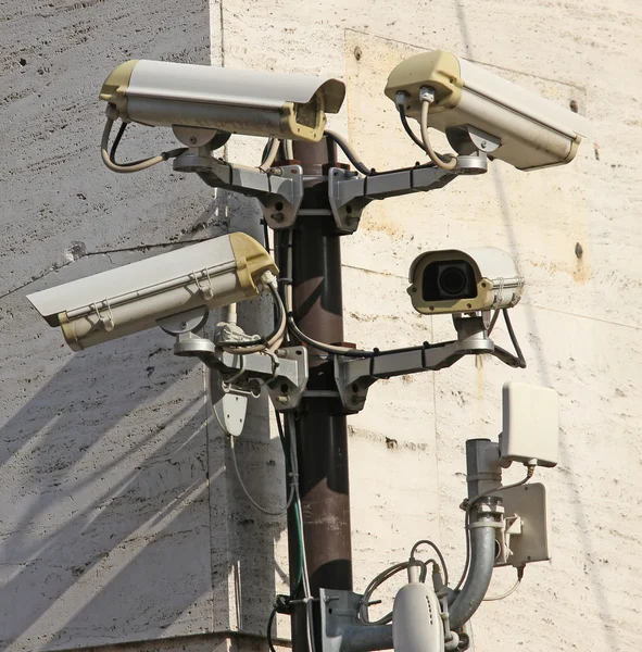 Камера для видеонаблюдения и управления с беспроводными соединениями — стоковое фото