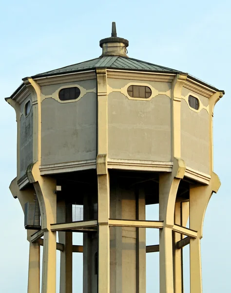 Wieża ciśnień z duży zbiornik na wodę pitną — Zdjęcie stockowe
