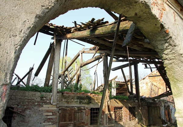 Dům zlomené a opustil s hrozí kolaps — Stock fotografie