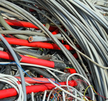 Birçok eski elektrik kabloları ve bir kap içinde bakır kablolar