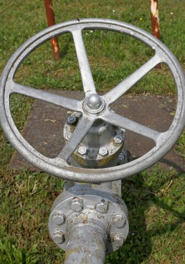 sıvılar ve ga akışını açılıp büyük kapama valfi