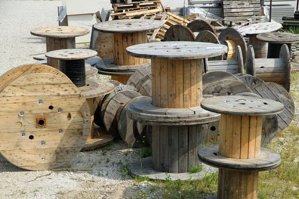 Materiale della discarica con la bobina di legno — Foto Stock