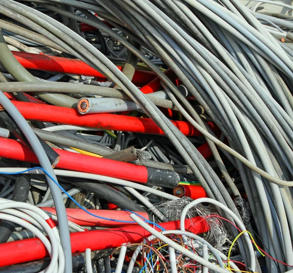 Muitos cabos elétricos obsoletos e cabos de cobre em um recipiente — Fotografia de Stock