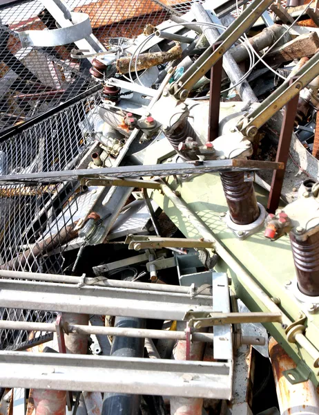 Rottami di ferro con oggetti rotti e arrugginiti in uno speciale rifiuti lan — Foto Stock