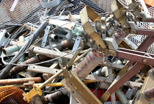 kontrollü bir akıntı bir kap içinde demirli malzeme