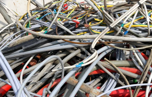 Kabel zaznamenaly v kontejneru ve zvláštních odpadů skládky — Stock fotografie