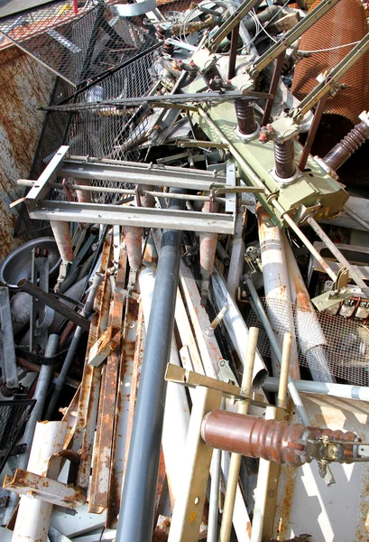 Rottami di ferro con oggetti rotti e arrugginiti in uno speciale rifiuti lan — Foto Stock