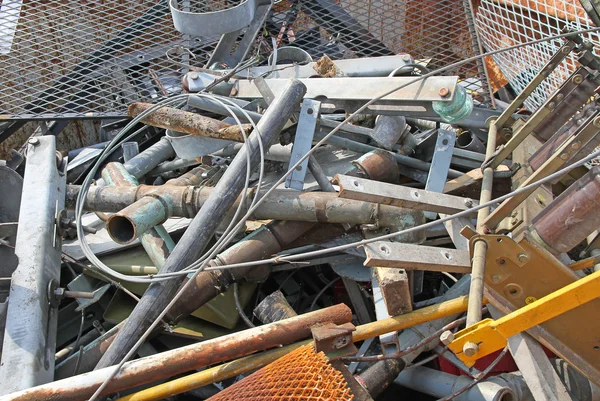 Rifiuti di materiale ferroso in una discarica — Foto Stock