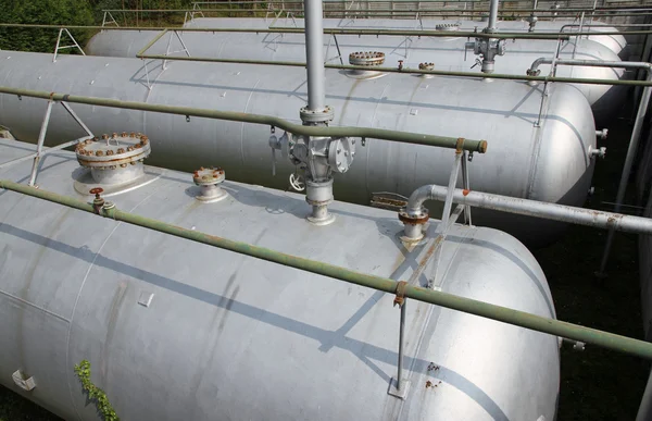 Graue Tanks und riesige Zisternen zur Speicherung von Gas und Flüssigkeiten — Stockfoto