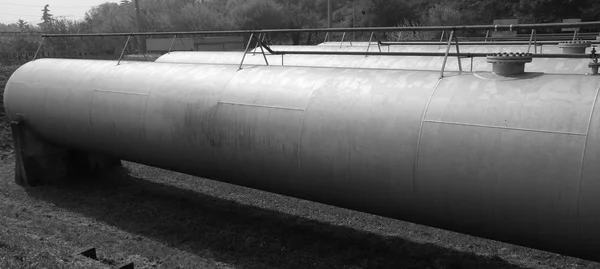 可燃性液体の保護領域にストレージ用貯水タンク — ストック写真