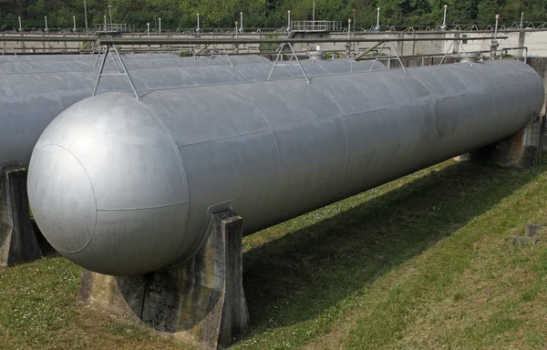 Tanque blindado gris largo para el almacenamiento y el almacenamiento de gas natural —  Fotos de Stock