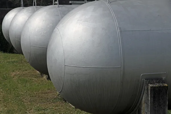 Cuatro cilindros de gas en una zona prohibida —  Fotos de Stock