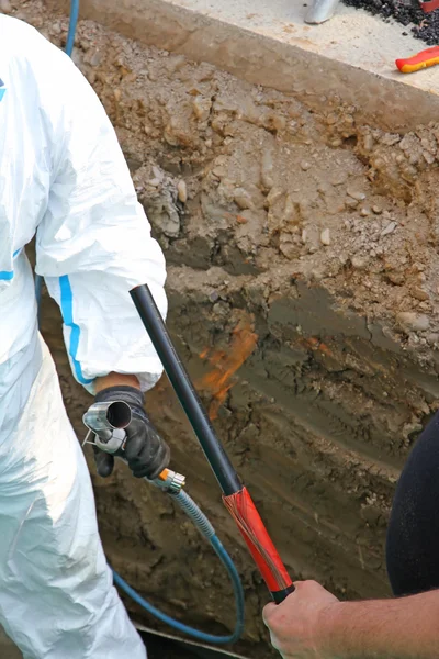 Elektriker på jobbet med lågan av facklan — Stockfoto