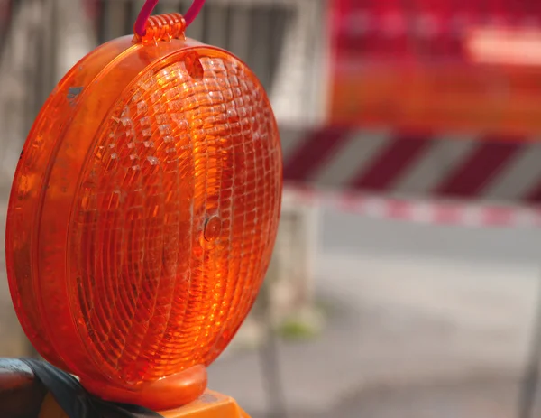 Lámpara encendida para las obras de carretera como señal de socorro — Foto de Stock