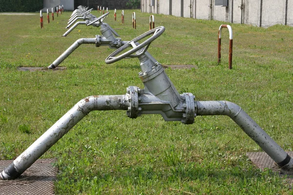 Vannes contrôlent le débit des gaz et des liquides inflammables — Photo