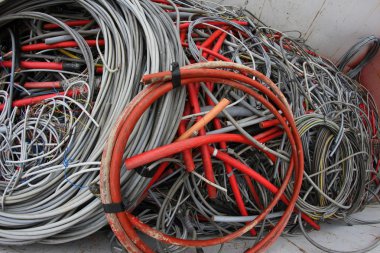 Konteynerler dolu birçok elektrik kabloları ve bakır kablolar
