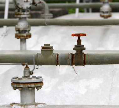 arıtma tesisi içinde büyük rezervuar kapalı kanamaya Vana