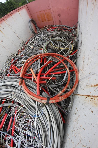 Contenitori pieni di cavi elettrici per rifiuti riciclabili — Foto Stock