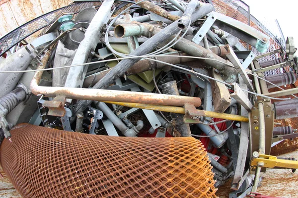 Sucata de ferro num aterro controlado para reciclagem de resíduos volumosos — Fotografia de Stock