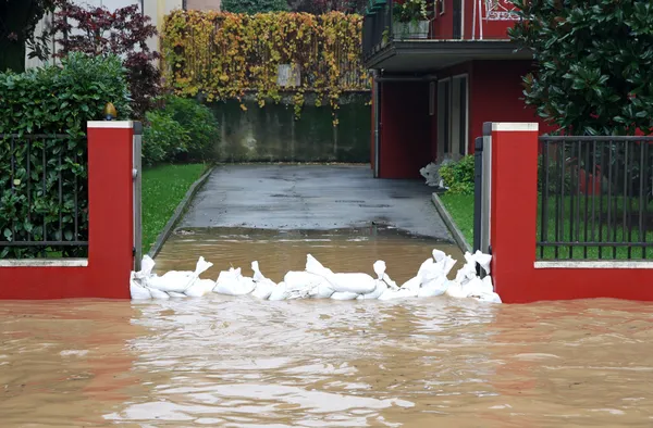 Ingresso della casa con un mucchio di sacchi di sabbia in difesa durante — Foto Stock