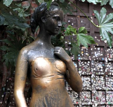 yıpranmış heykel juliet aşık romeo onun evinde