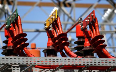 Elektrik Konektörleri kırmızı yeşil ve sarı yüksek gerilim t