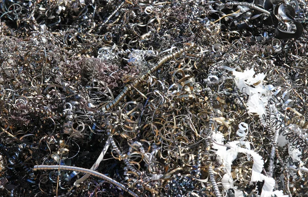 Späne weggeworfene Teile von Eisen und Zink in Deponie von metallischen m — Stockfoto