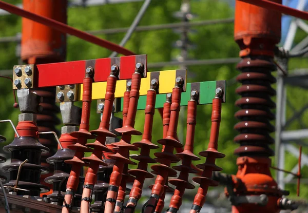 Conectores eléctricos ROJO VERDE y amarillo para conectar el po —  Fotos de Stock