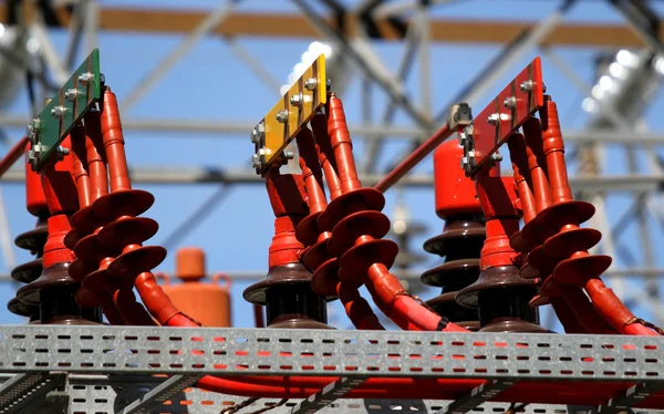 Conectores eléctricos ROJO VERDE y amarillo de alto voltaje a la t — Foto de Stock