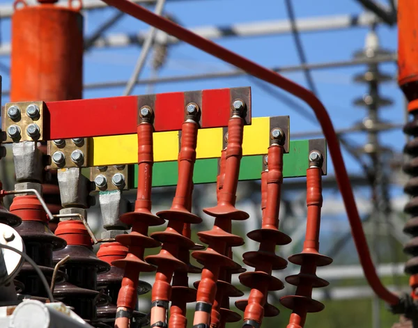 Conectores eléctricos grandes para la conexión al sistema trifásico —  Fotos de Stock