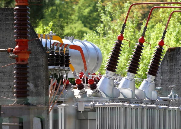 Кабели трансформатора в промышленном энергоблоке — стоковое фото