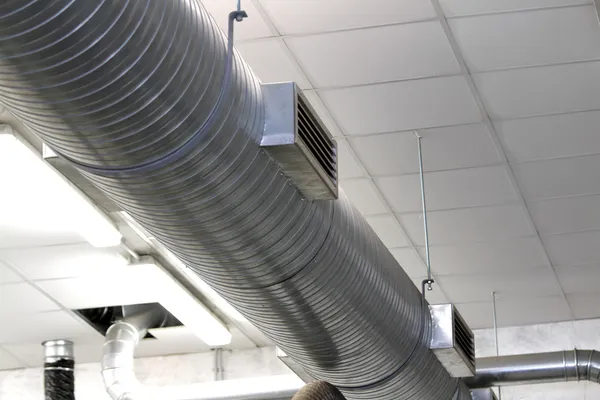 Tubo de metal para o ar condicionado de uma grande oficina — Fotografia de Stock