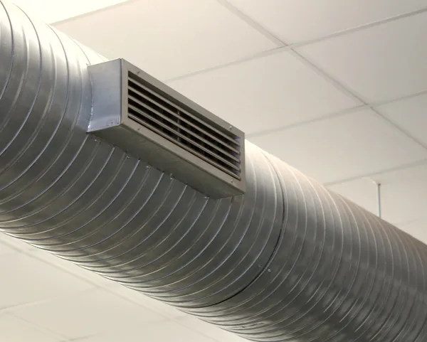 Tubo para o ar condicionado de um grande escritório — Fotografia de Stock