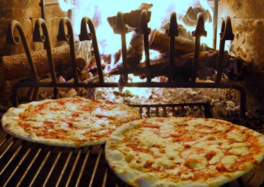 bir ahşap şömine 1 pişmiş pizza