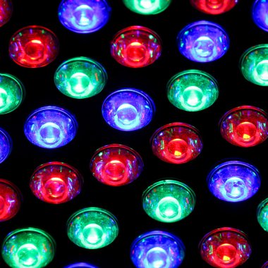 bir gece kulübünde renkli ampuller ile parlak ışıkları