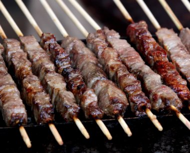 parlayan kömürler üzerinde kızarmış kuzu