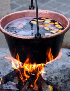 Bakır kazan ile lezzetli mulled şarap