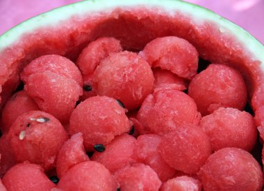 watermeloen ballen in een cocktailbar